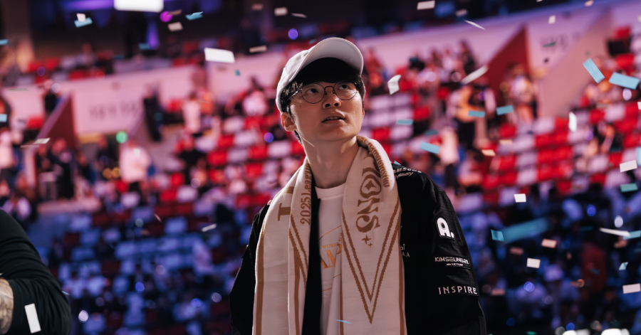 Faker "phá lệ" lần đầu tiên trong sự nghiệp, còn "outplay" cả fan T1