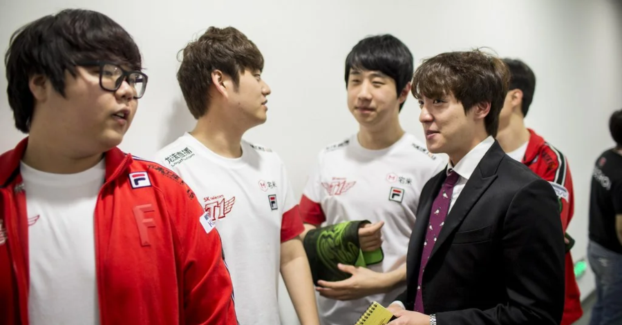 HLV KkOma bị bộ đôi huyền thoại SKT T1 "nhắc nhở"