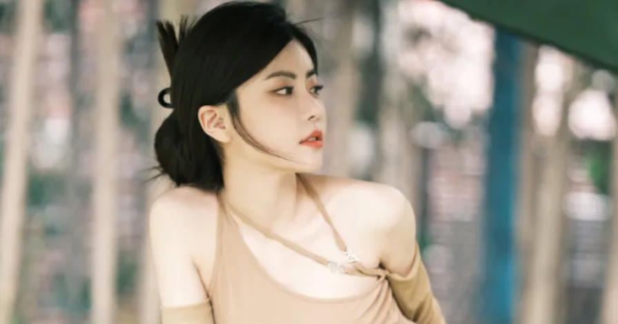 Bất ngờ bay kênh, nữ streamer phản ứng bằng hành động nhạy cảm