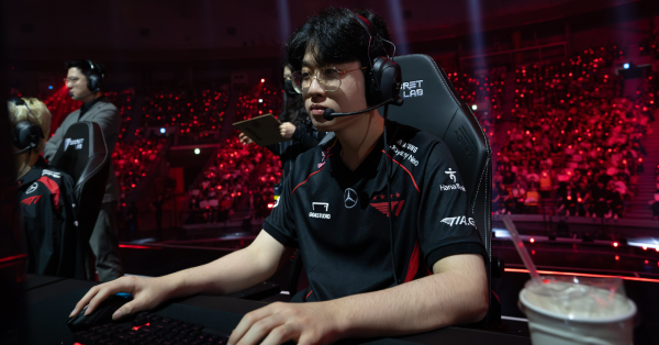 Thông số "thảm họa" của Zeus trong trận chung kết khiến một huyền thoại khác "nằm không cũng bị vạ lây"